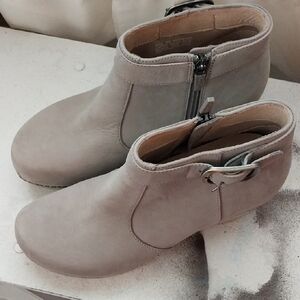 Dansko Upper Leather And Lining Wooden Like Soles With 2.5" Heels Size 39. NWOB